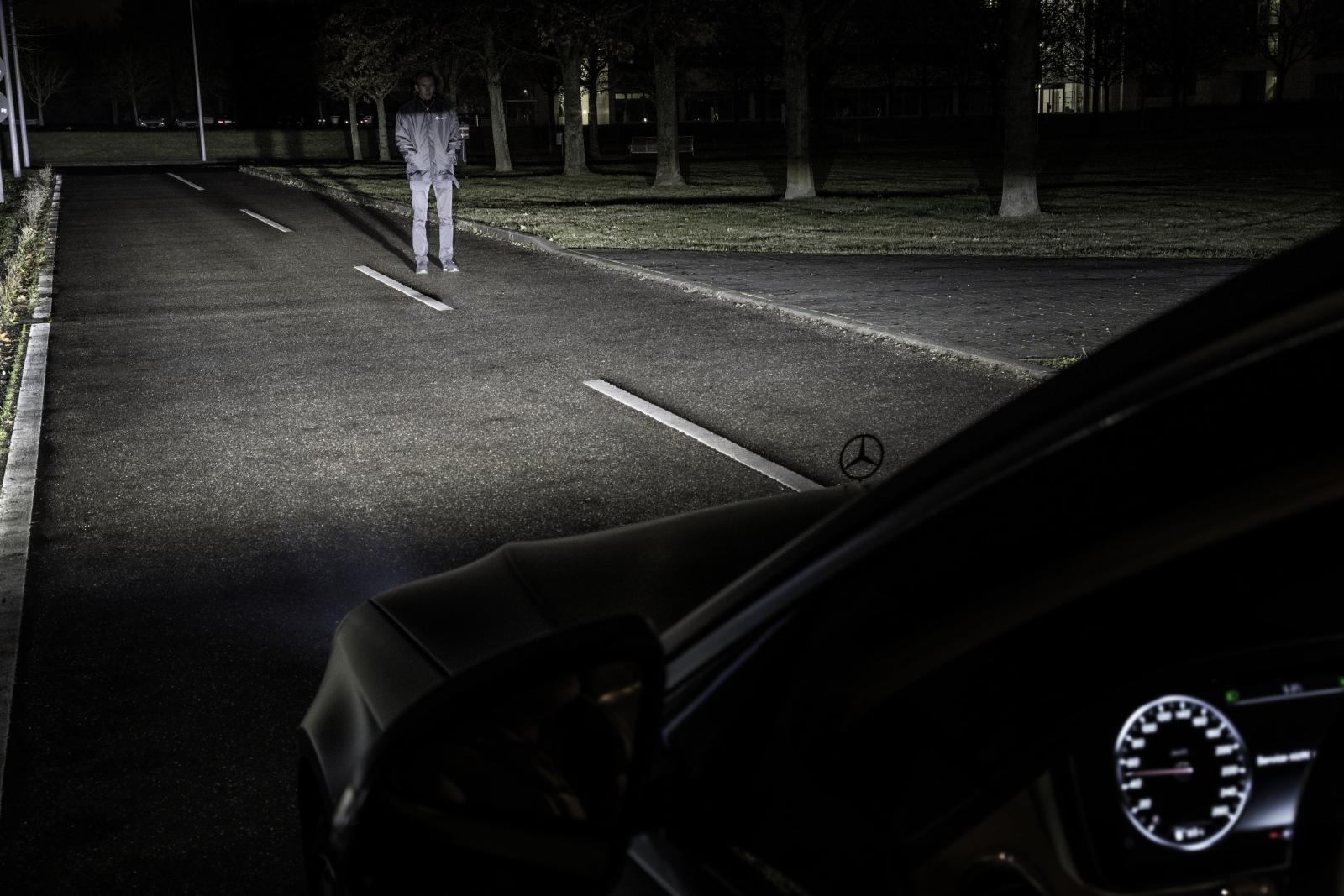"Bländfria" digitala strålkastare från Mercedes