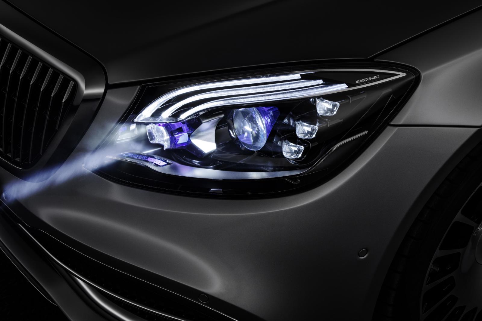 "Bländfria" digitala strålkastare från Mercedes