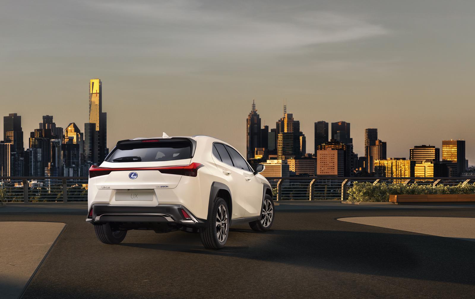 Lexus visar nya crossovern UX