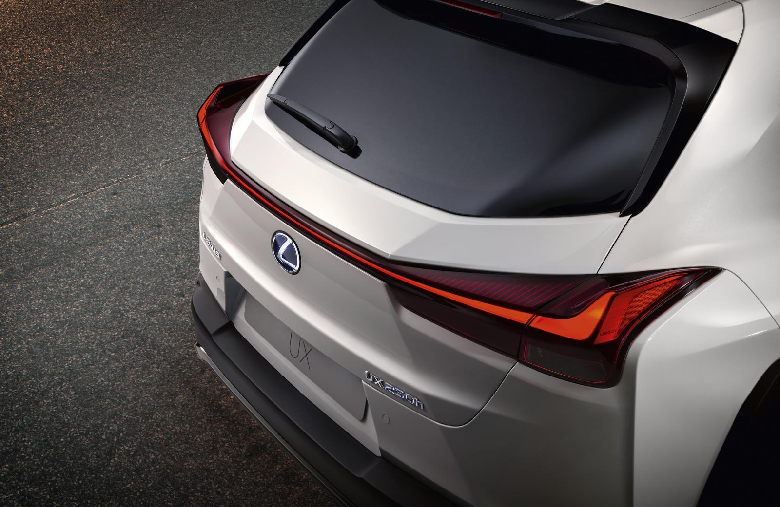Lexus visar nya crossovern UX