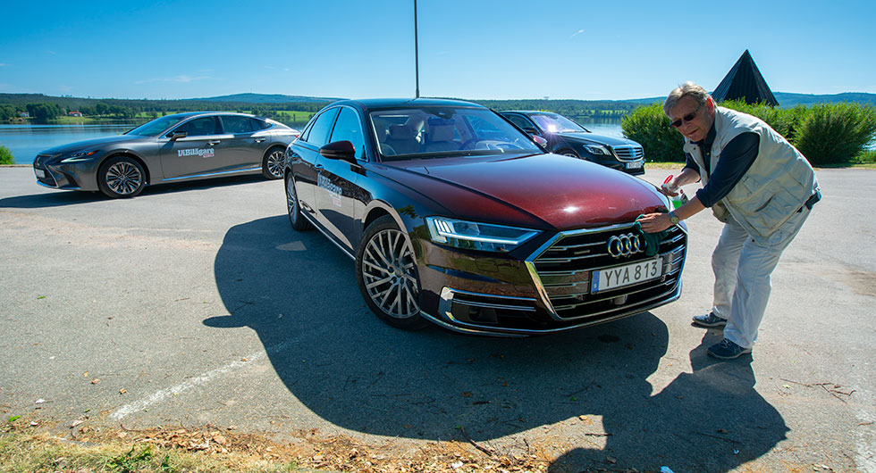 Och kromet blänkte i dess nos… Audi A8 och Lexus LS 500h har rejält tilltagna grillar, nästan som på dollargrinens tid. Nospartiet på Mercedes S-klass är något mer återhållsamt.