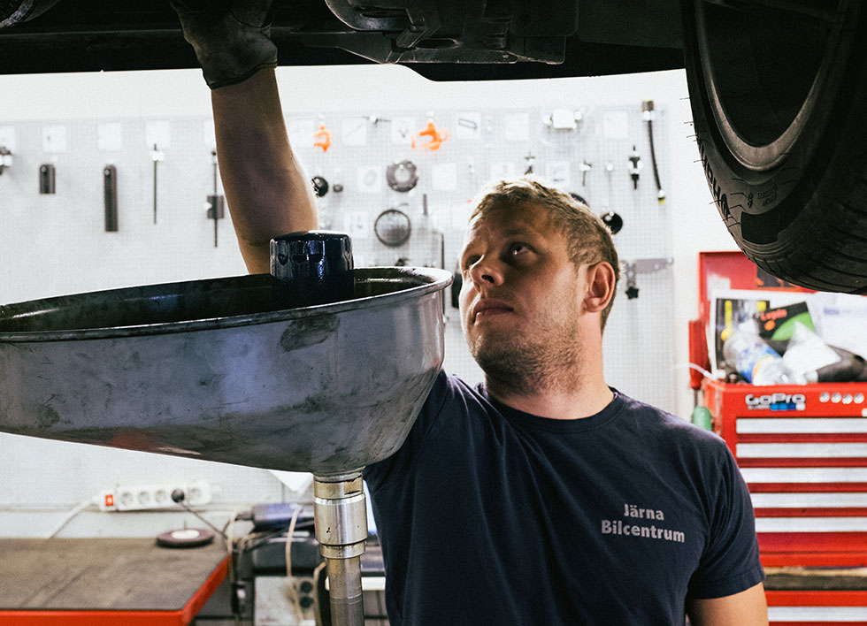 Lucas Selenius på Järna Bilcentrum såg till att vår långtest-Opel fick ny olja. Kostnad: 1 630 kronor!