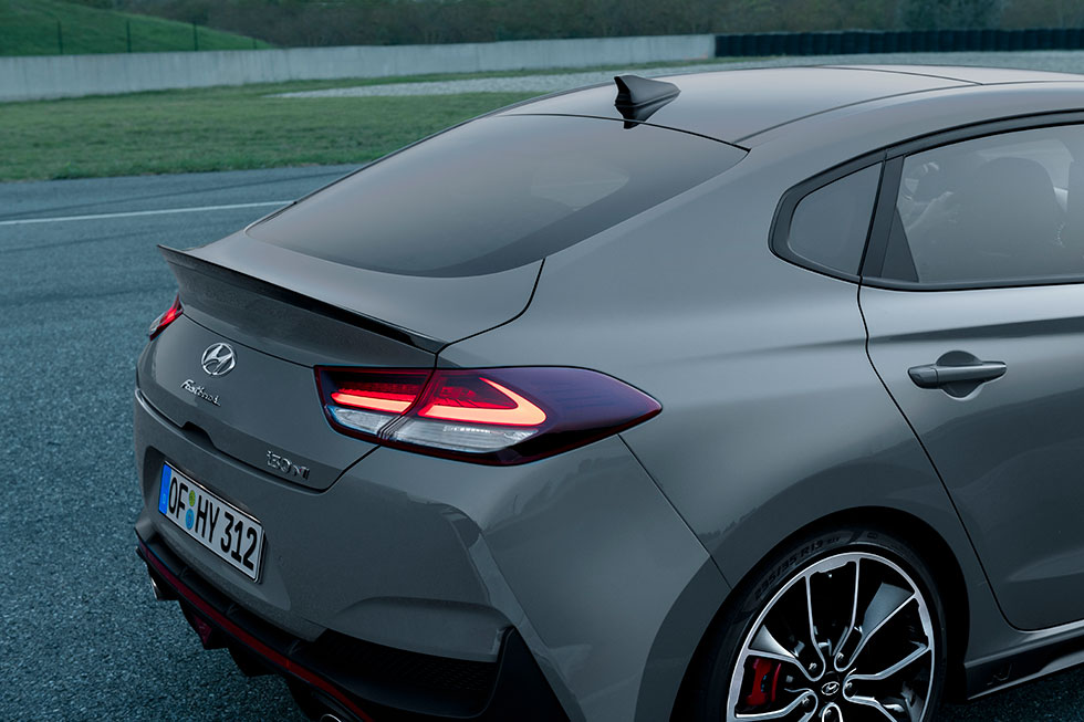 Sportig coupé-praktikalitet