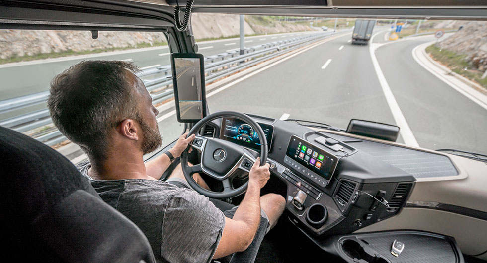 Mercedes lastbil saknar speglar
