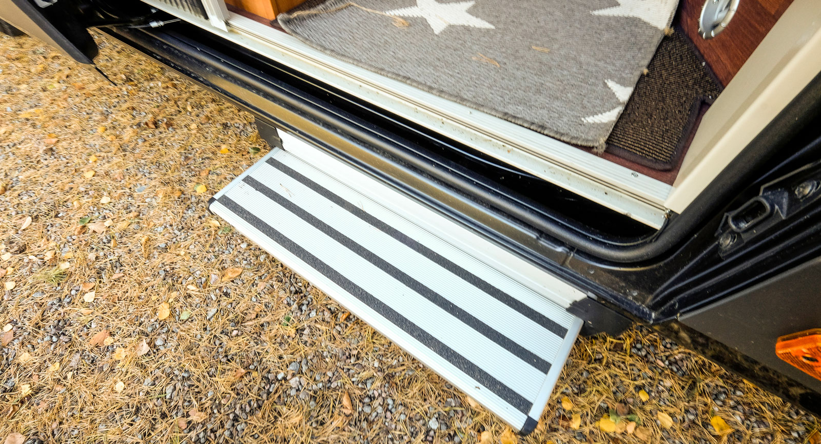 Ett fotsteg glider ut elektriskt och gör insteget bekvämt.