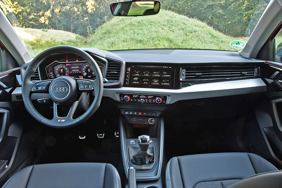 Stram form med inslag från sportbilen R8. De skärmbaserade instrumenttavlorna är standard. För att få full funktionalitet av skärmen får man välja till ”Virtual cockpit” för 1 800 kronor. Stolsvärme i tre steg, i VW Polo är det två ...