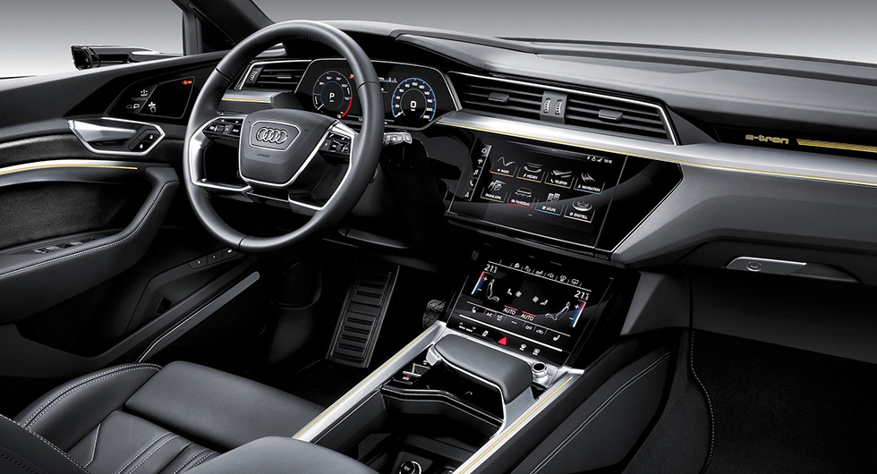 Instrument och reglage känns igen från övriga nya modeller från Audi. Pekskärmarna på mitt-konsolen har haptisk återkoppling.