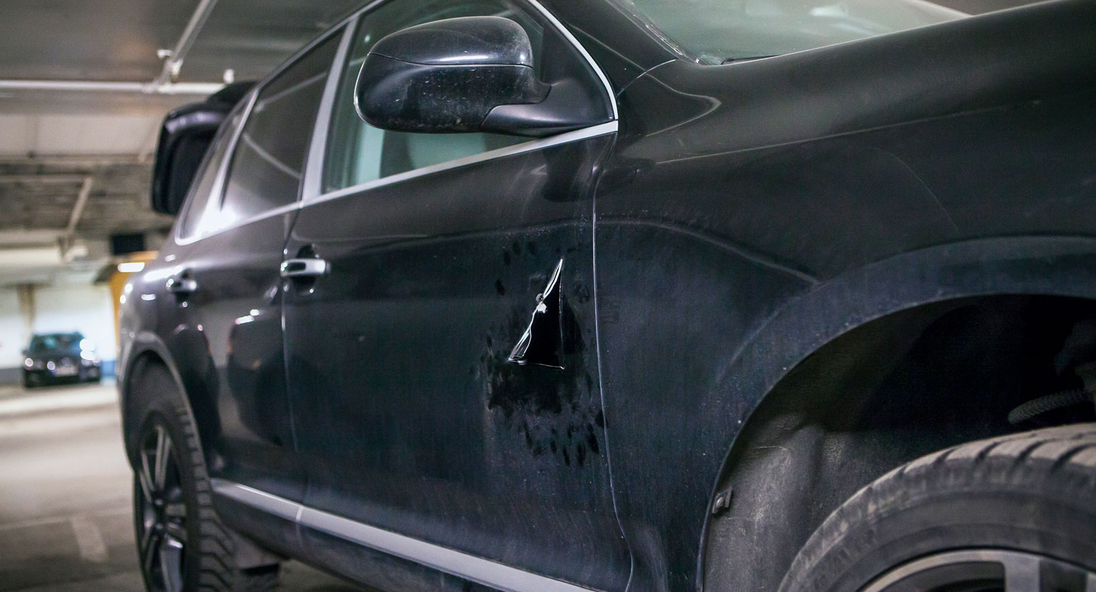 Genom att först skära upp ett hål exakt där kablarna till larmet går kunde tjuvarna sedan i lugn och ro montera bort strålkastarna på denna Porsche Cayenne.
(Foto: Fredrik Diits Vikström)