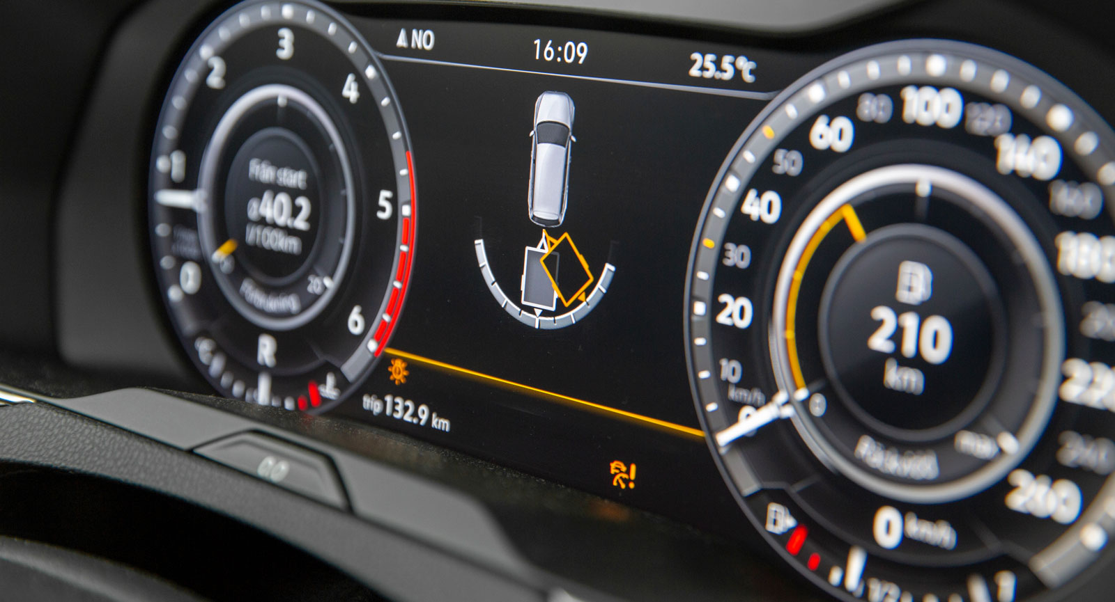 (Bild 2). På Instrumentpanelen i VW varnas för vilken vinkel släpvagnen har.