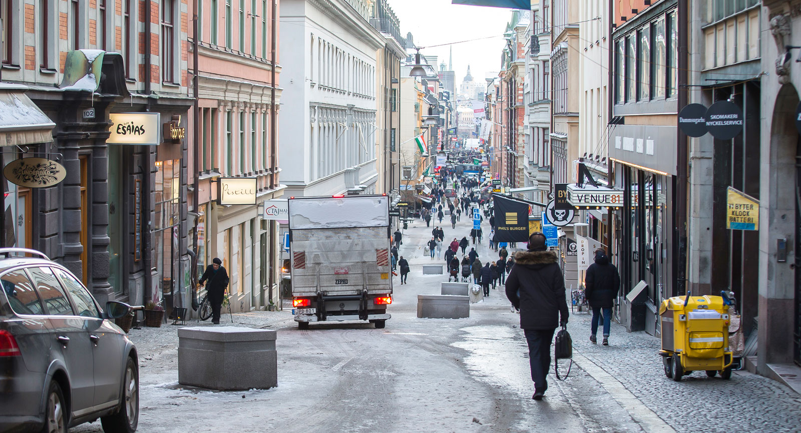 Snart ett år efter attacken på Drottninggatan finns åtskilliga betonghinder på gatan men viss biltrafik är tillåten.