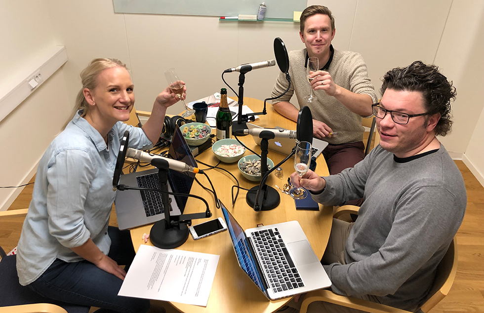 Skål alla fantastiska lyssnare till vår podcast! Och ja, bubblet är alkoholfritt.