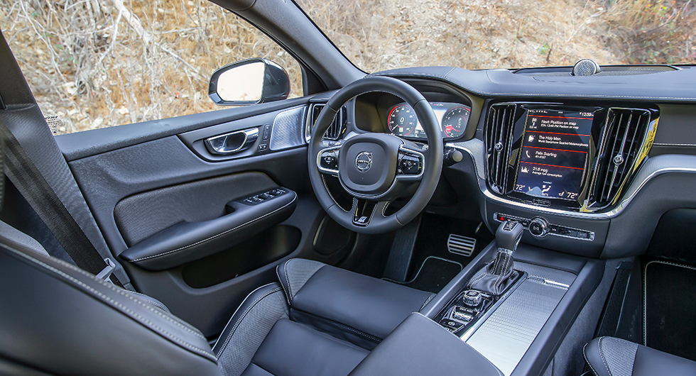 Samma upplägg som i andra nya Volvobilar: digitala instrument, nästan inga knappar och en pekskärm som styr det mesta. Stolar och detaljfinish av hög klass, skärmarnas grafik och reaktionstid imponerar inte lika mycket. Detaljer i aluminium, bland annat den böljande listen på instrumentbrädan, ingår i utförandet R-Design.