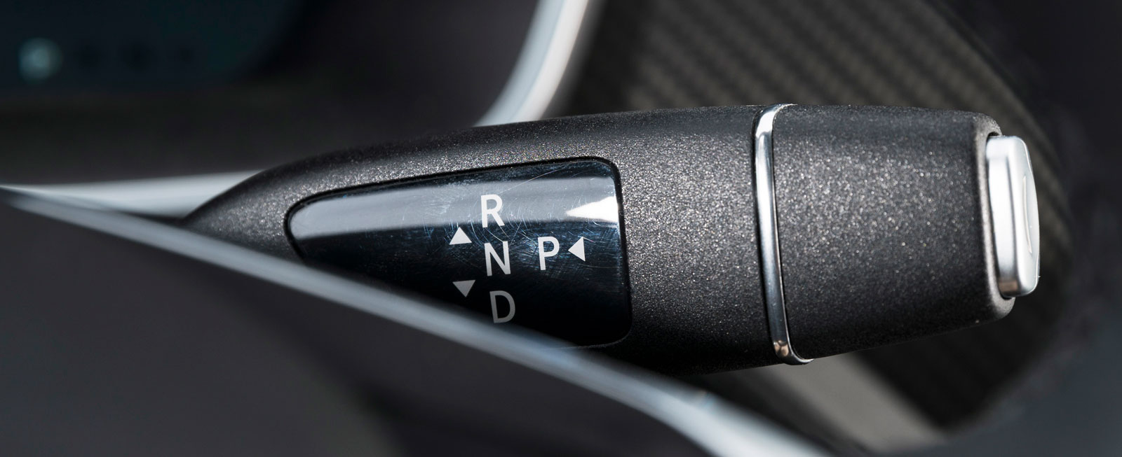 Spakar och fönsterhissar är hämtade från Mercedes, som tidigare ägde tio procent av Tesla. Samma växelväljare finns således i två av testbilarna.