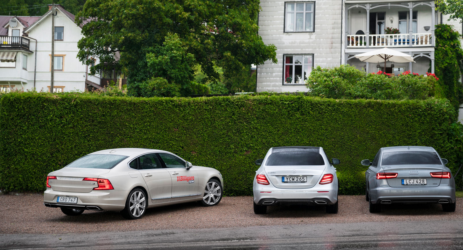 Tre premiumbilar på samma parkering. Volvo har länge försökt komma i fatt sina tyska konkurrenter. Med nya S90 har man nått ända fram.