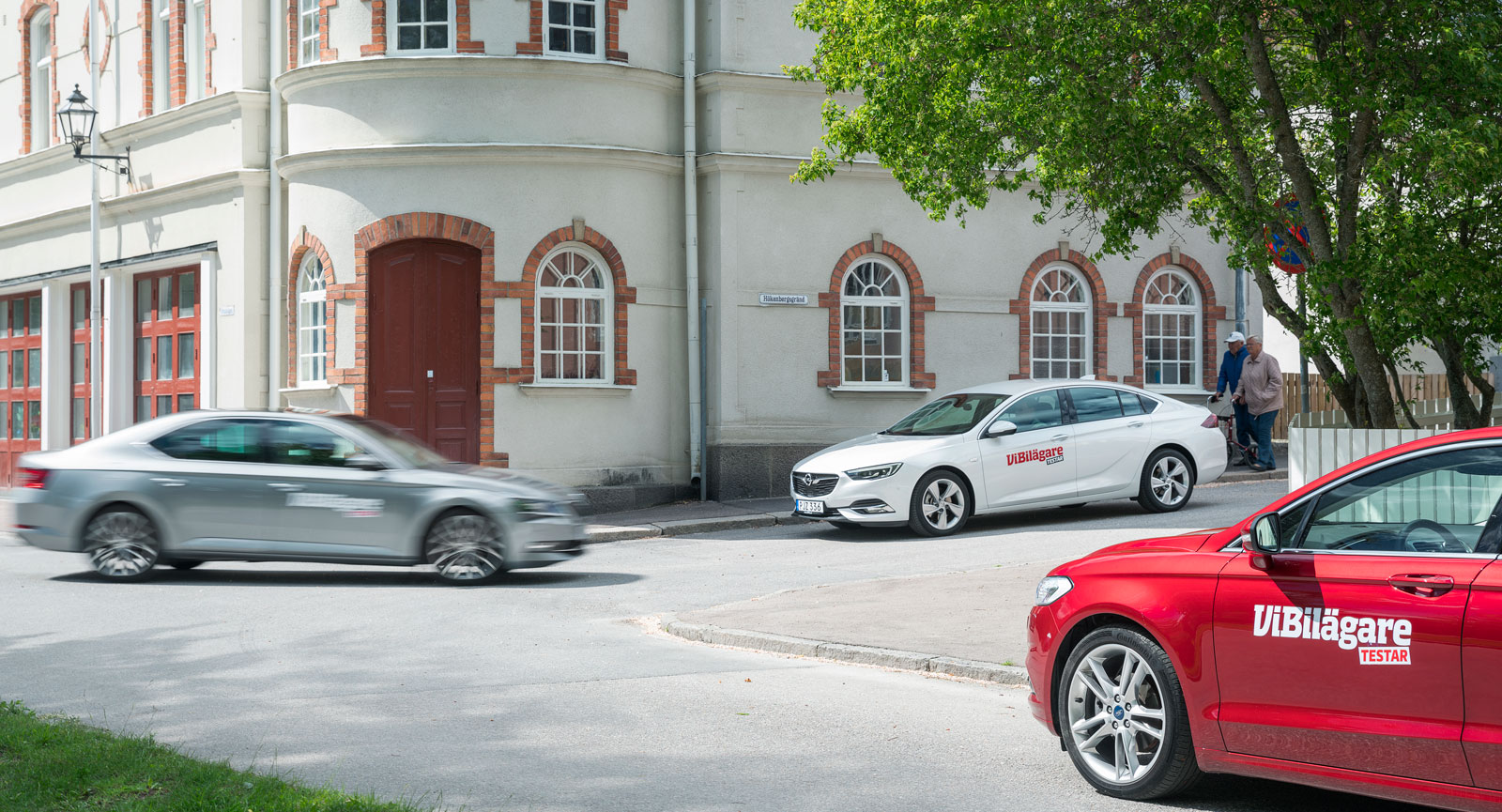 Insignias karosslinjer är smäckert eleganta och bilen ger ett förhållandevis nätt intryck, trots att den är 490 cm lång. Skoda mäter 486 cm mellan stötfångarna och Ford 487.