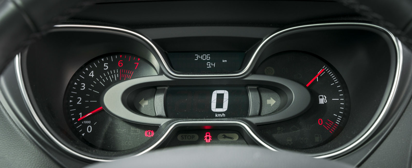 Renault har en lite annorlunda instrumentuppsättning.Hastighetsmätaren är digital och omges av två analoga mätare, en för bränslet och en för varvtalet. Högst upp syns färddatorns minimala display.
