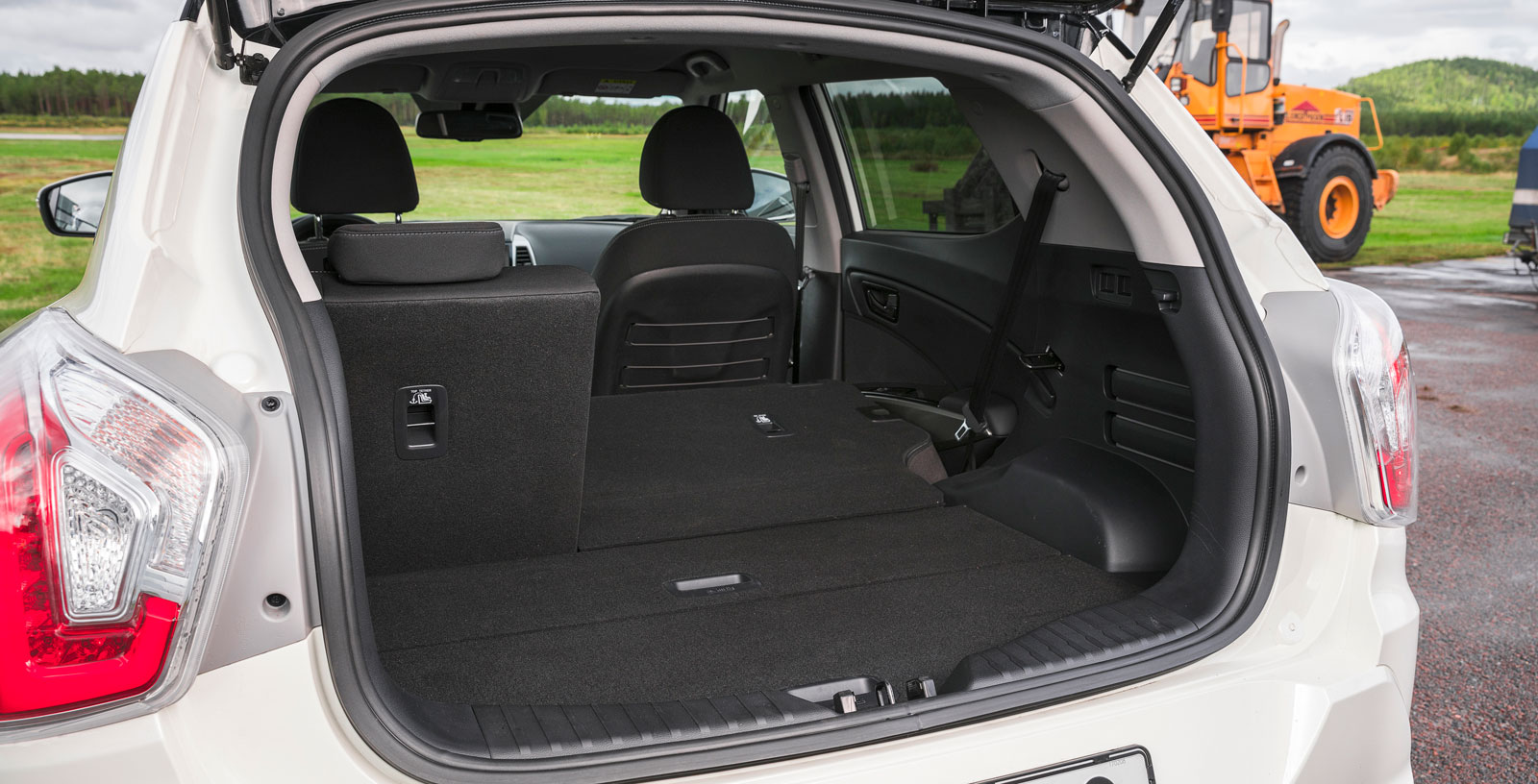 SsangYong har högsta lasttröskeln (79 cm) och minsta bagageutrymmet, åtminstone med uppfällt baksäte. Ryggstödet kan fällas i förhållandet 60/40 och lastytan blir då nästan slät. Bagagegolvet är dubbelt och delat i två sektioner, men det ryms inte så mycket därunder. 12 V-uttag och en kasskrok finns.