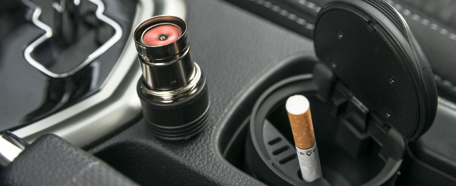 Cigarettändare med tillhörande askkopp var det länge sedan vi såg i en testbil. Men i Tivoli finns det...