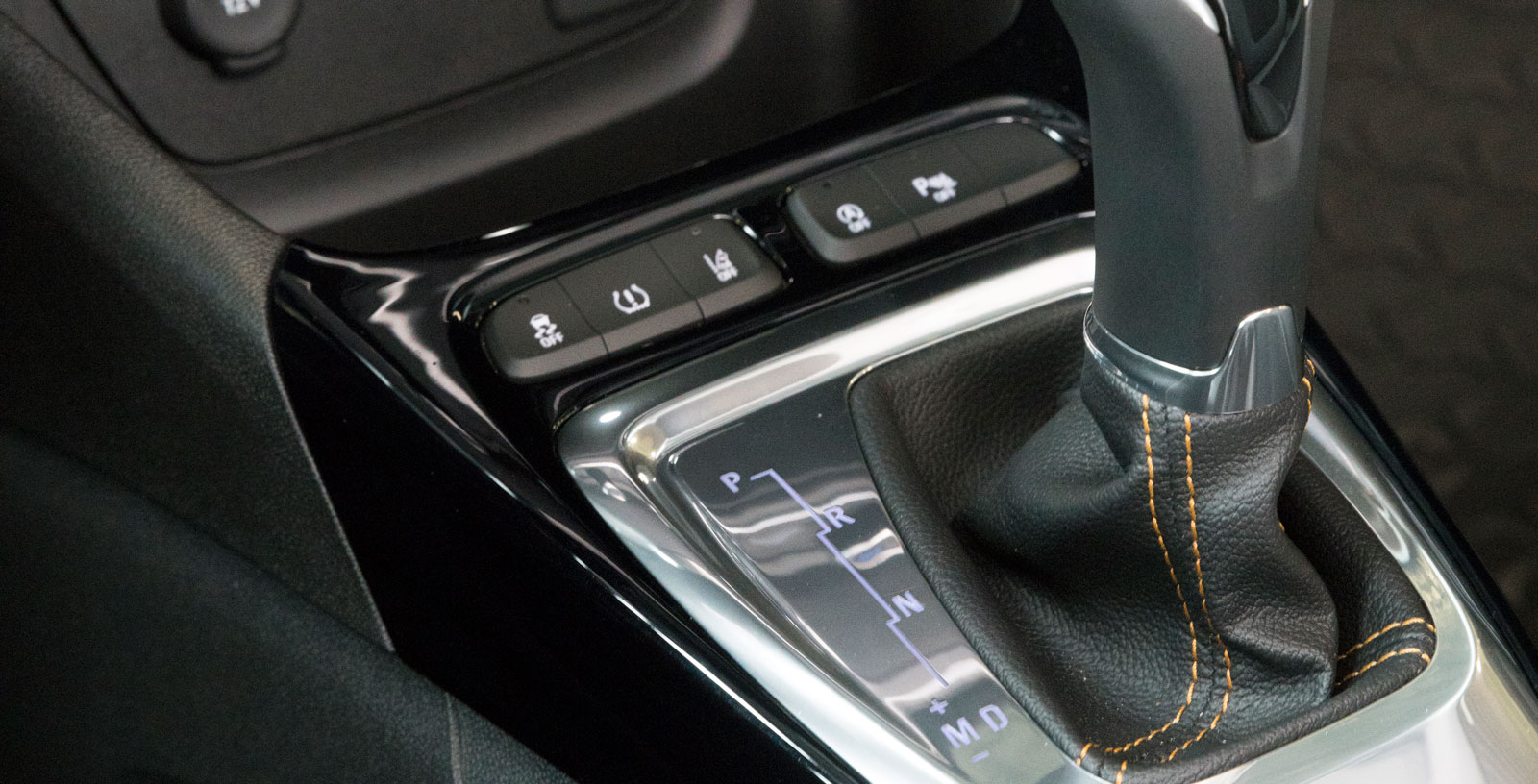 Den sexstegade automatlådan är direkt hämtad från PSA (Peugeot/Citroën) och övertygar inte på alla punkter. Dessutom lämnar kvalitetskänslan i växelväljaren en del övrigt att önska.