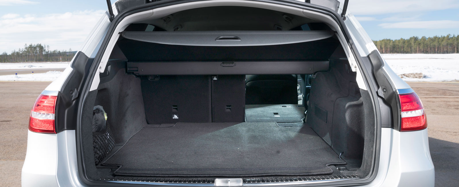 Mercedes är den längsta bilen av de tre och tangerar fem meter. Det avspeglas inte riktigt i lastutrymmets längd, vare sig med upp- eller nedfällt baksäte. Ändå har Mercedes den bästa volymen, såväl under insynsskyddet med baksätet uppfällt, som vid nedfällt baksäte.