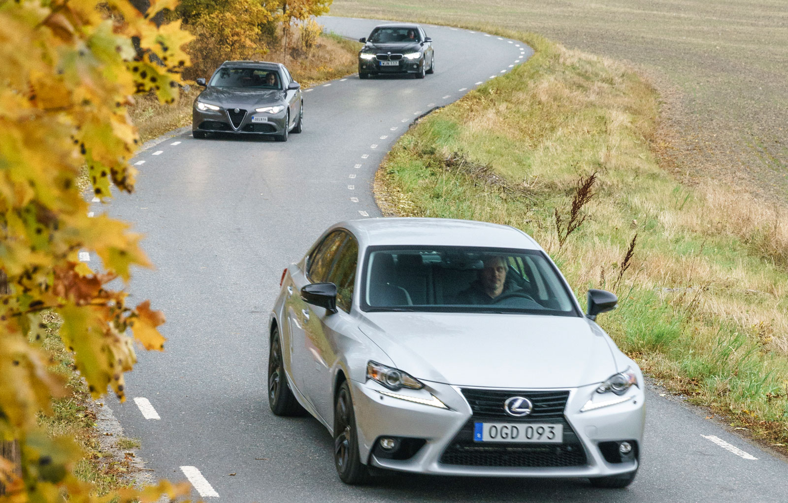 Slingervägar passar trion utmärkt. Lexus rullar avspänt, Alfa Romeo och BMW mer responsivt.