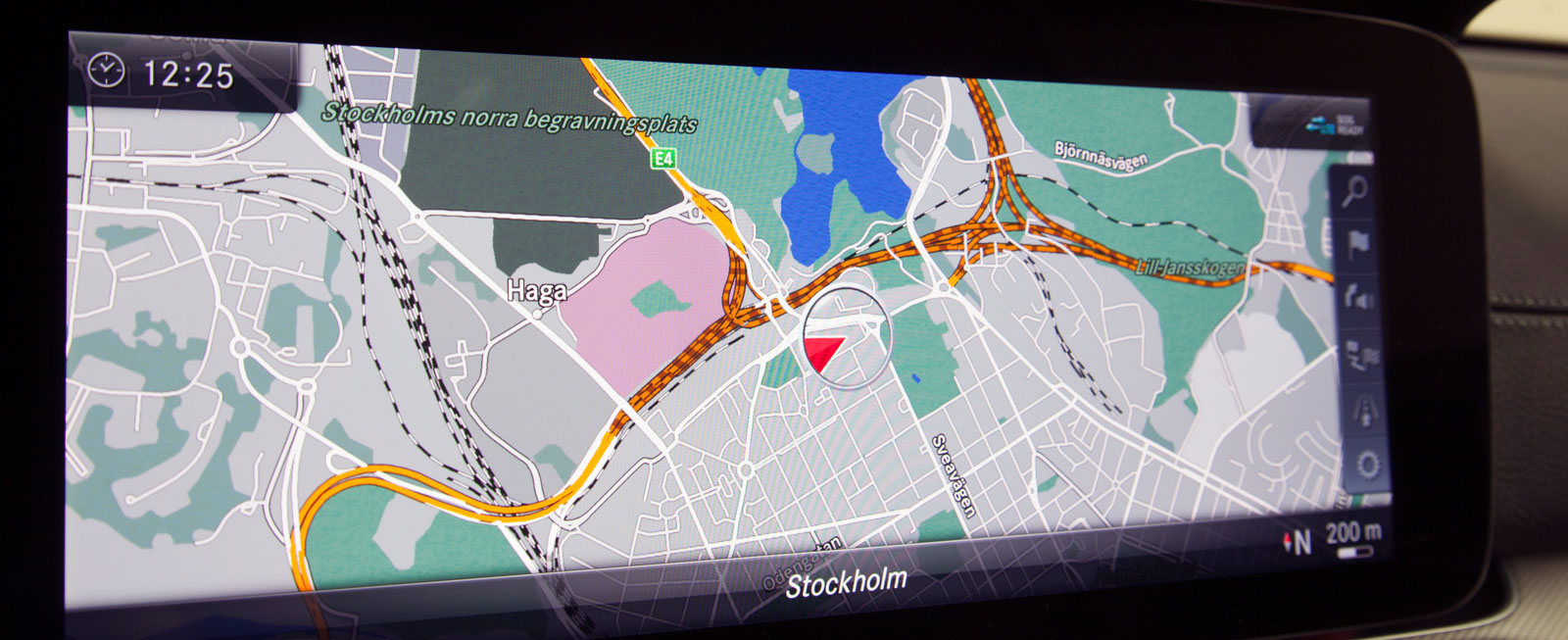 Jättelik visning även i Mercedes. Skötseln är enkel, antingen via mittkonsolens vred/knappar, med röststyrning eller med de speciella små touchreglagen i rattekrarna.