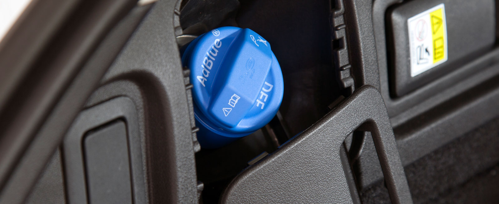 Påfyllningen för AdBlue är ovanligt nog placerad i bagageutrymmets sidopanel. I Audi och Mercedes-Benz finns den bakom tankluckan.