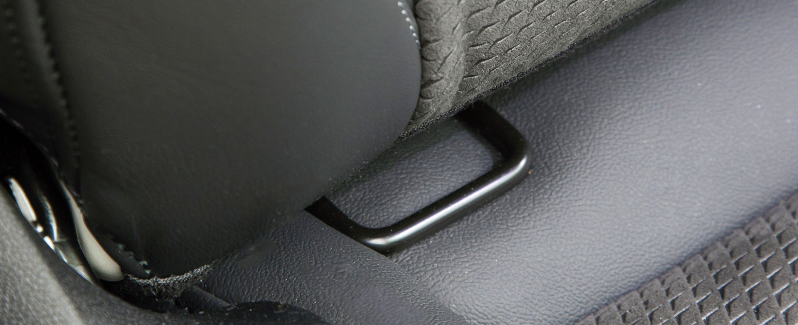 I audi håller man klokt nog fast vid Isofix även i passagerarstolen.