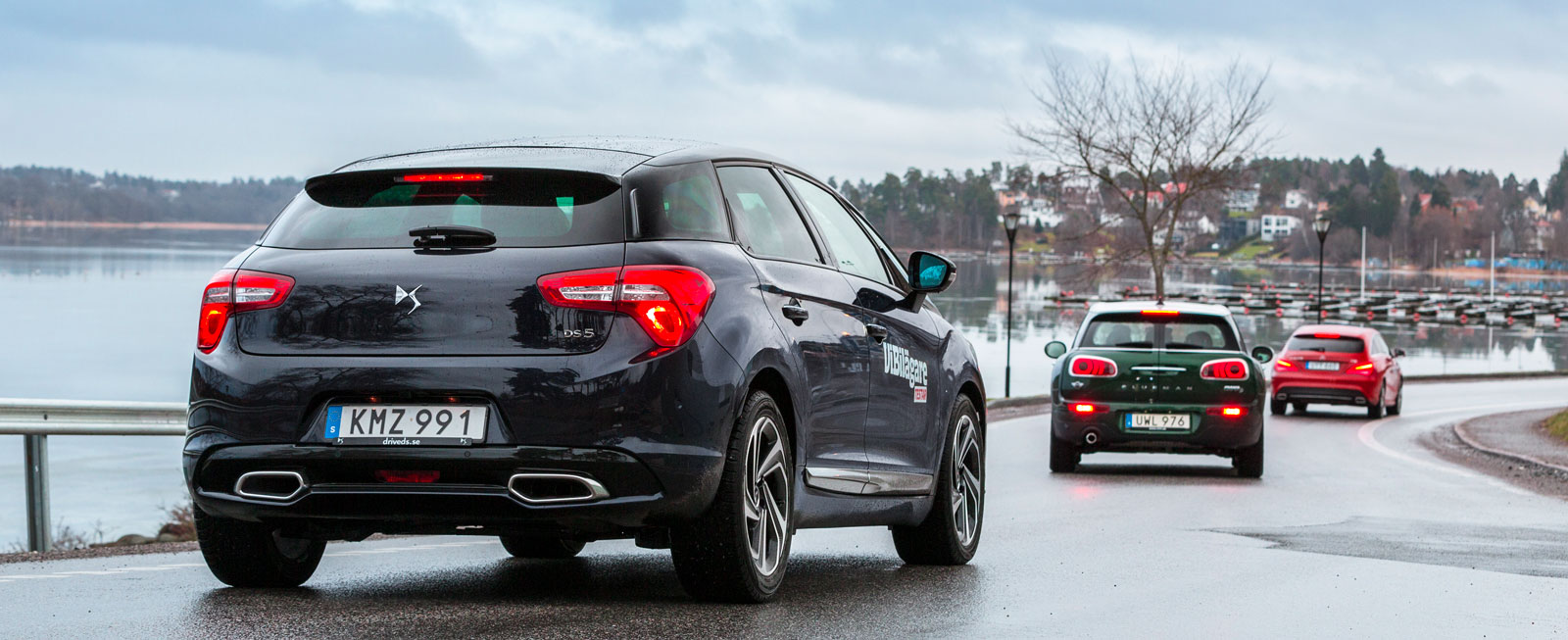 Dubbla kromade utblås pryder bakpartiet på DS 5. Men avgasrör finns bara i ett av dem. Lägg också märke till Minis lågt placerade bromsljus. De sitter i stötfångaren – och där syns de inte särskilt bra...
