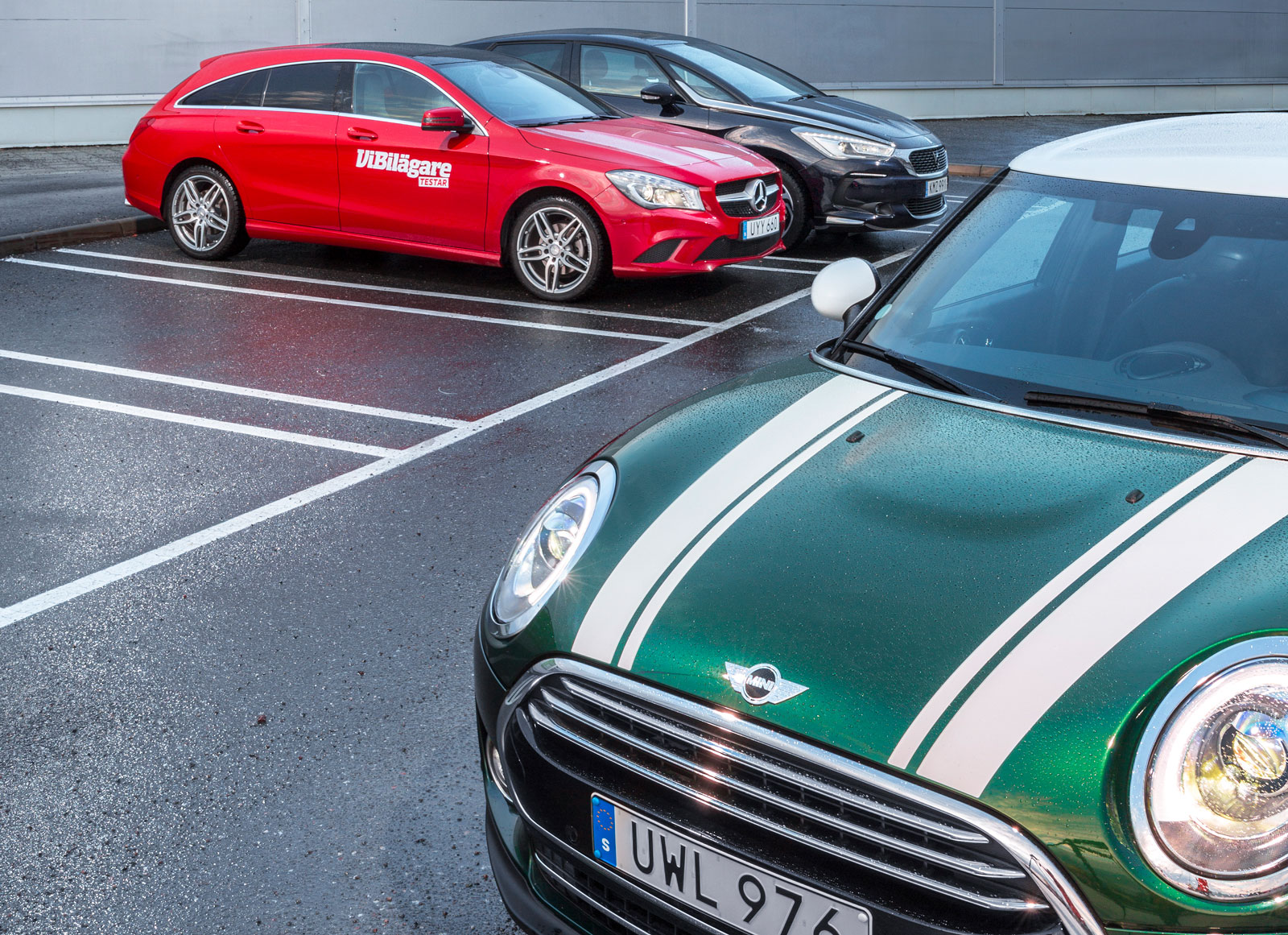 Minis motorhuv är kryddad med vita så kallade bonnet stripes som kostar 1 100 kronor extra. Den typen av utsmyckning finns inte till CLA och DS 5.