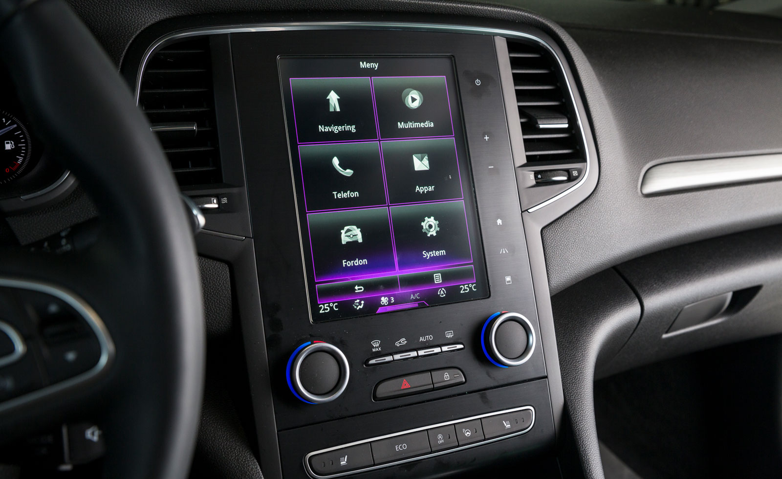 Renaults pekskärm styr både mediesystem, navigator och flera bilfunktioner, dock inte värmen. Minus för krånglig hantering som kräver viss tillvänjning.