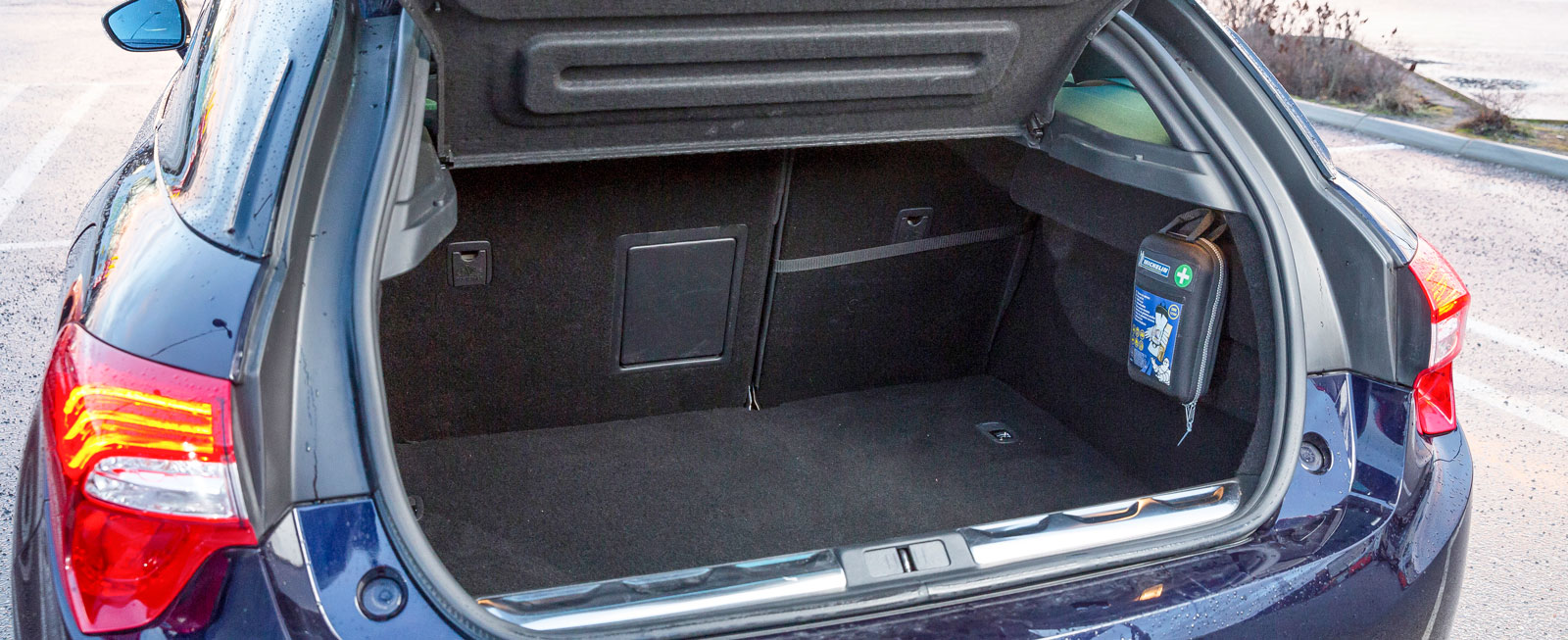 Lasttröskeln i DS 5 är extremt hög, nästan 80 centimeter. Men själva kombiutrymmet är bäst i test, åtminstone när det gäller att sluka bagage. Däremot är det ganska påvert inrett. Baksätet är fullt fällbart (både ryggstöd och dyna) i förhållandet 60/40 och skidlucka är standard.