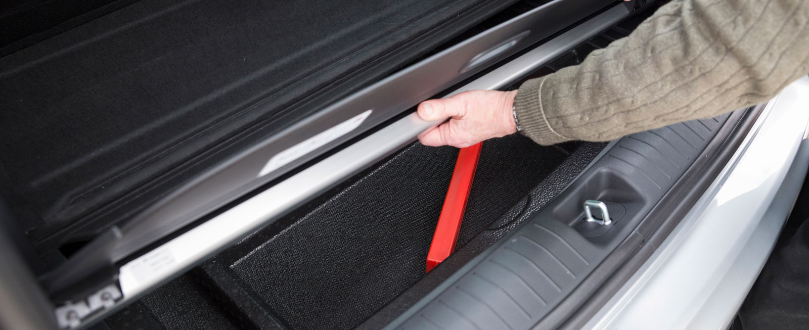 Bagageutrymmet är inte märkvärdigt i Sportage men väl utfört i detaljerna. Den lätt hanterbara insynsgardinen kan till exempel placeras i ett särskilt fack när den inte används.