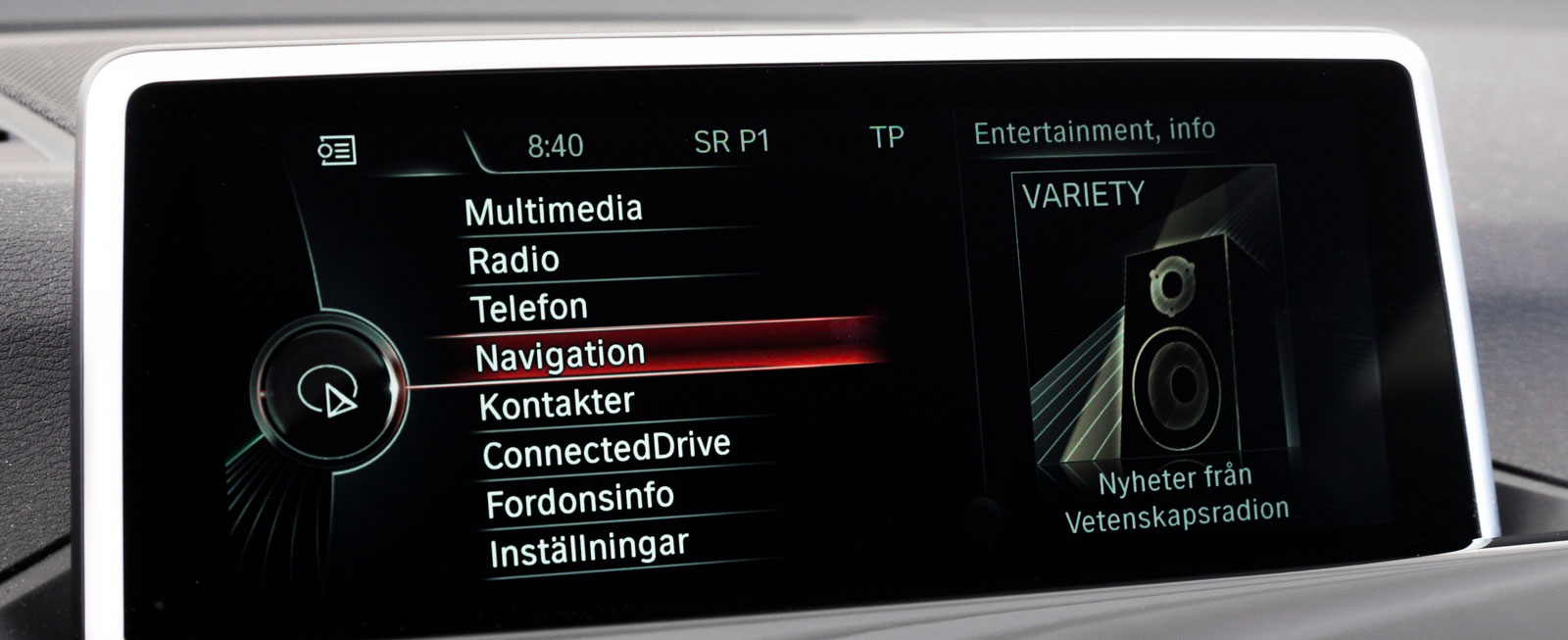 BMW:s konsek-venta stil går igen i multimedieanläggningen som i X1 är identisk med den i många andra modeller. Allt sköts ganska enkelt med vredet mellan stolarna och knapparna kring detta.
