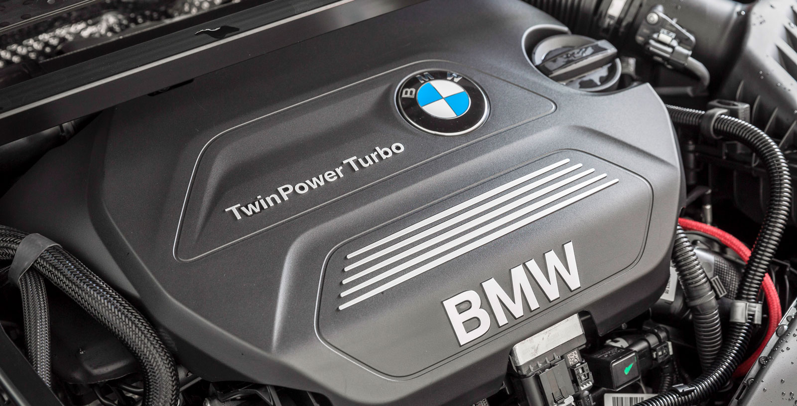 Motorn i BMW X1 sDrive 18d står på tvären och driver framhjulen eftersom delar av bilen delas med Mini. En ganska stark maskin med låg förbrukning, kopplad till en åttaväxlad automatlåda som sköter jobbet mjukt. Men på tomgång är BMW ljudligast i trion, dieselrasslet är påtagligt.