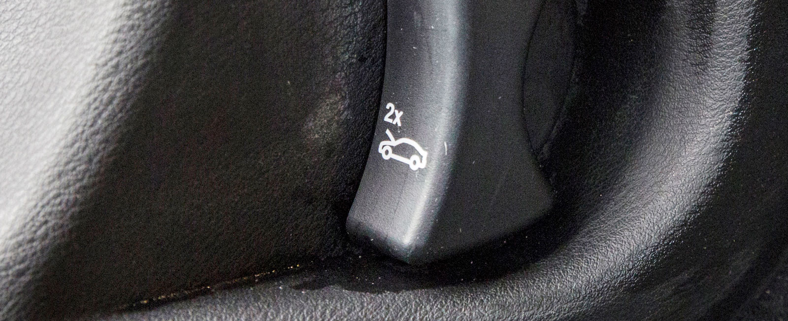BMW:s sportstolar med justerbara lårstöd är verkligt sköna att färdas i. Kraftigare personer kan dock finna dem något smala.