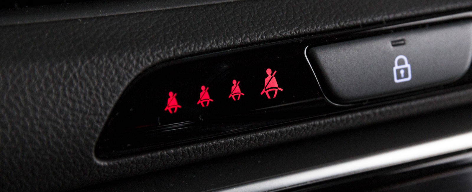 I Hyundai lyser gubbarna röda på panelen om bältena inte används.
