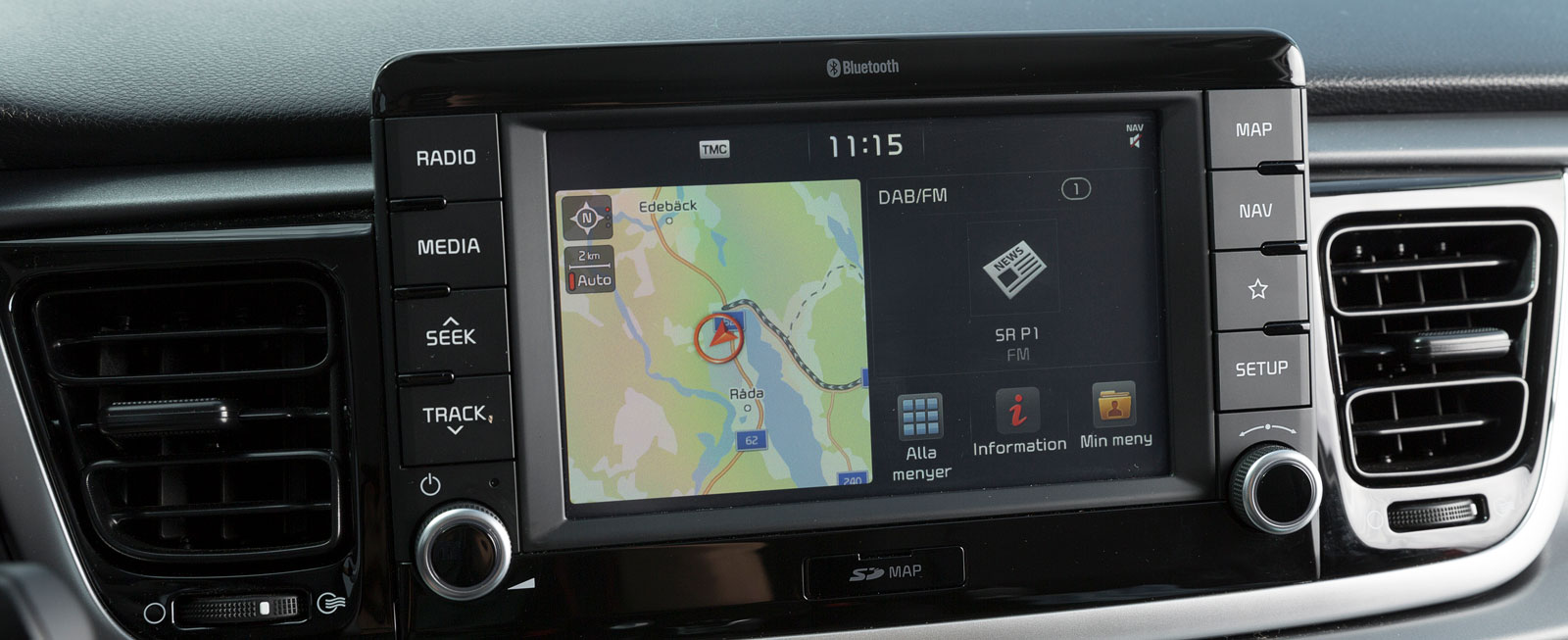 Rios standardutrustning är riklig. Den stående sju tums skärmen ingår i lanseringspaketet och det gör även navigation och telefonspegling.