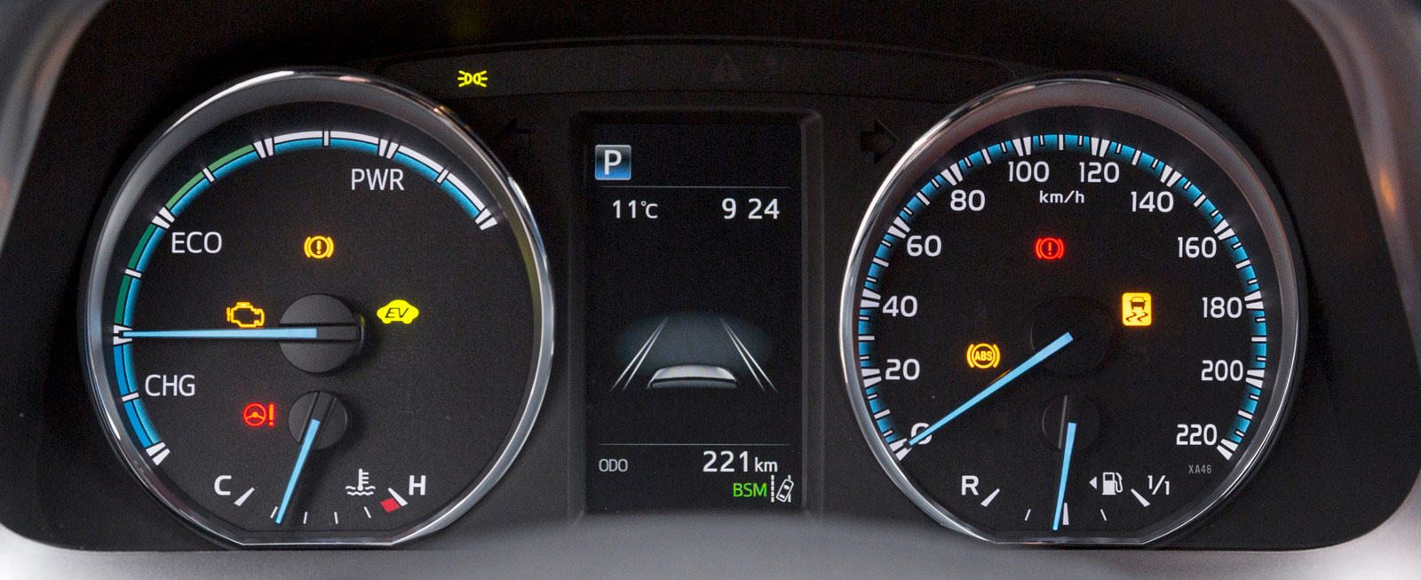 Toyotas instrument är snarlika dem i Kia men istället för varvräknare finns en (nästan onödigt stor) ”kraft- och laddningsmätare” för hybridsystemet.