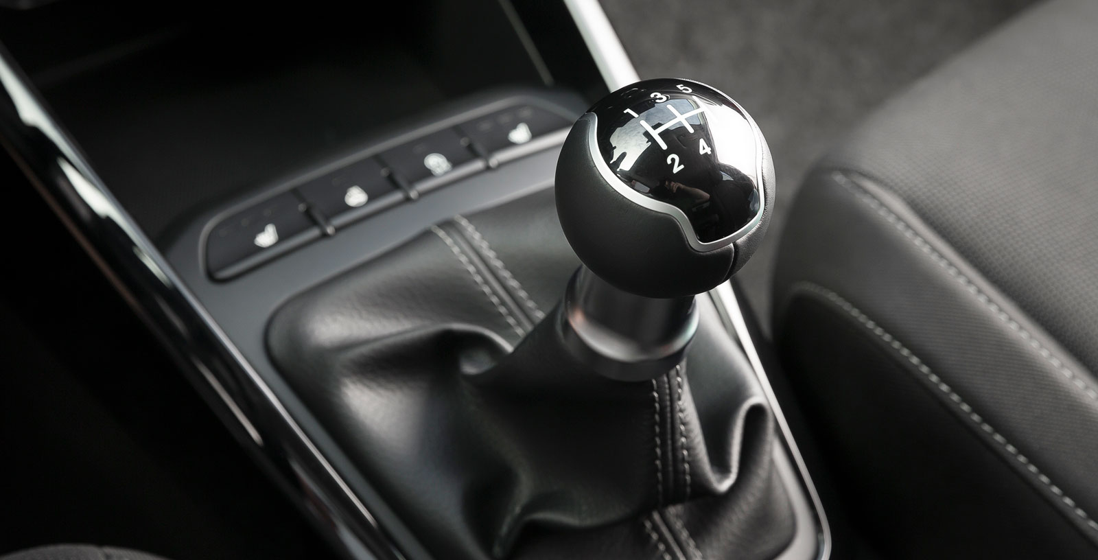 Rios växellåda är ovanligt trivsam att använda. Korta, distinkta slag som inte hade gjort bort sig i en GTI-bil. Tur är väl det då den svaga motorn kräver ett flitigt spakande…