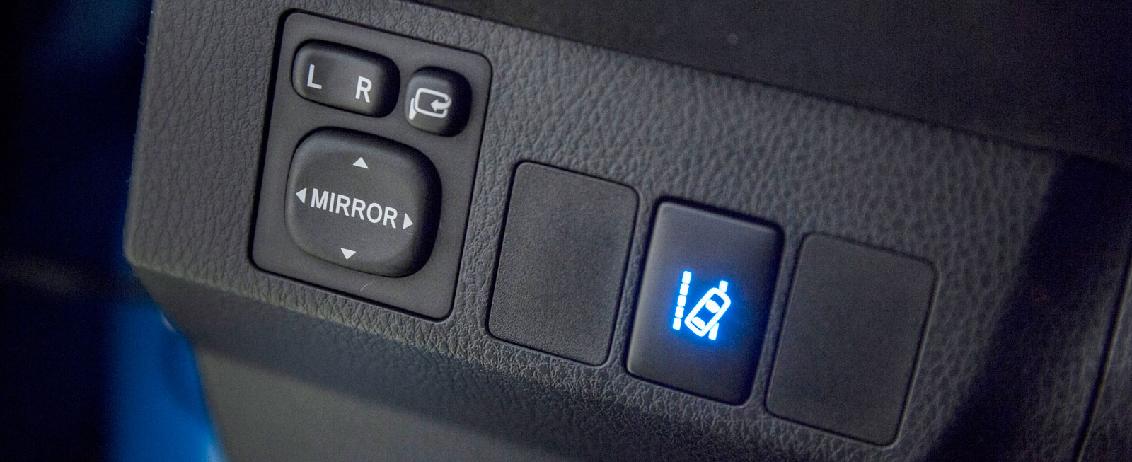Toyotas knappar för att justera de yttre backspeglarna har hängt med sedan urminnes tider – men varför är de inte belysta?