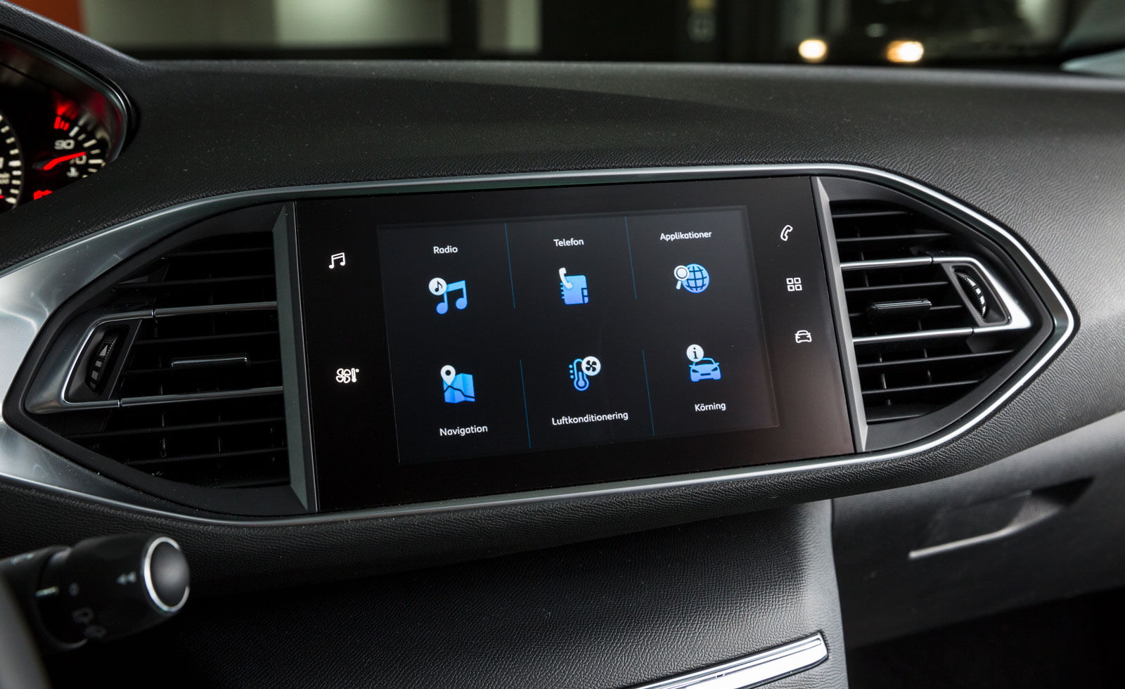 Peugeots pekskärm är lite långsam i reaktionerna och systemet börjar kännas lätt föråldrat. Även flera av bilens funktioner, bland annat värmen, sköts via skärmen.
