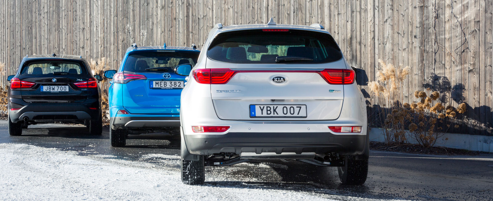 BMW X1 är ett smidigare, lägre ”högbygge” än Toyota och Kia. RAV4 Hybrid tar mest bagage.