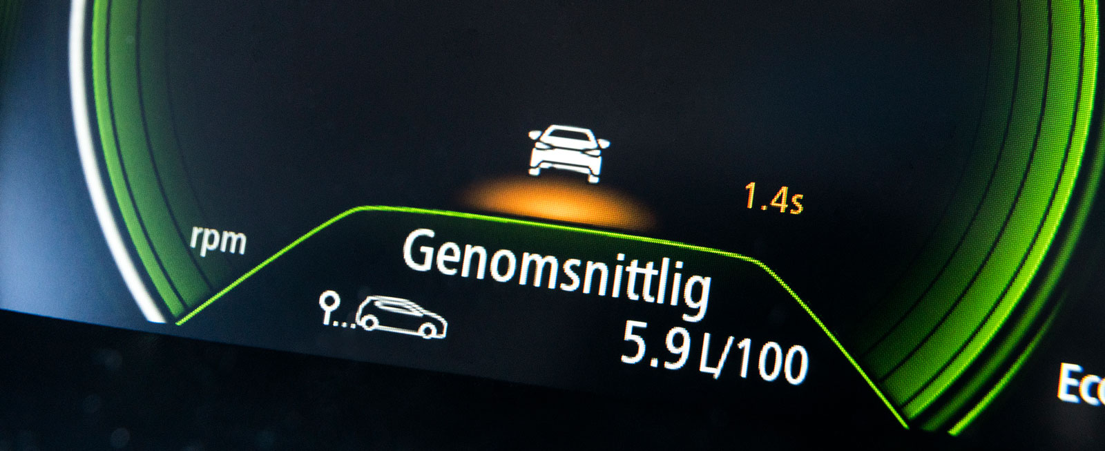 Även med avstängd adaptiv farthållare används radartekniken för att visa avståndet till bilen framför. Ett bra sätt att hålla på tresekundersregeln.
