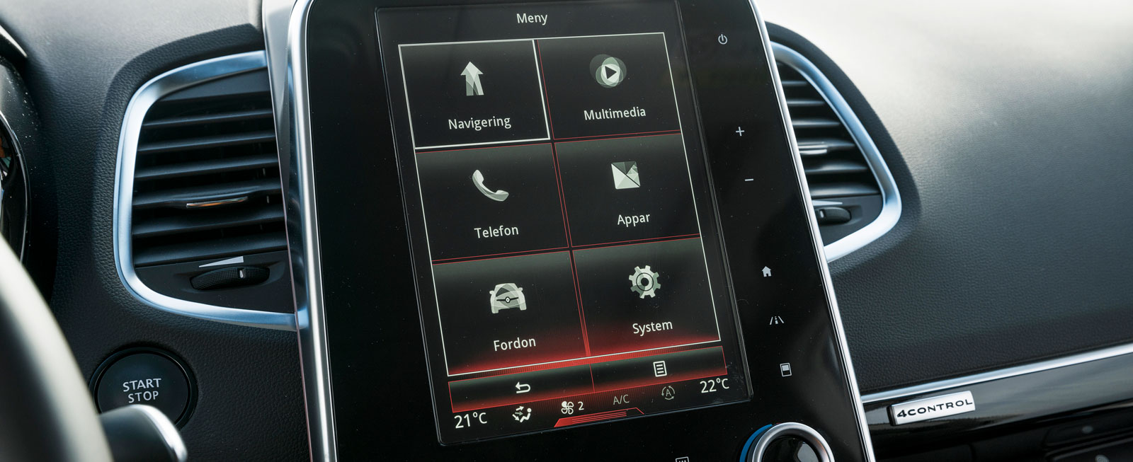 Renaults stående pekskärm sitter långt bort från föraren fast kan också styras av ett vred på mittkonsolen. Svårnavigerad men man kan skräddarsy egna menyvyer.