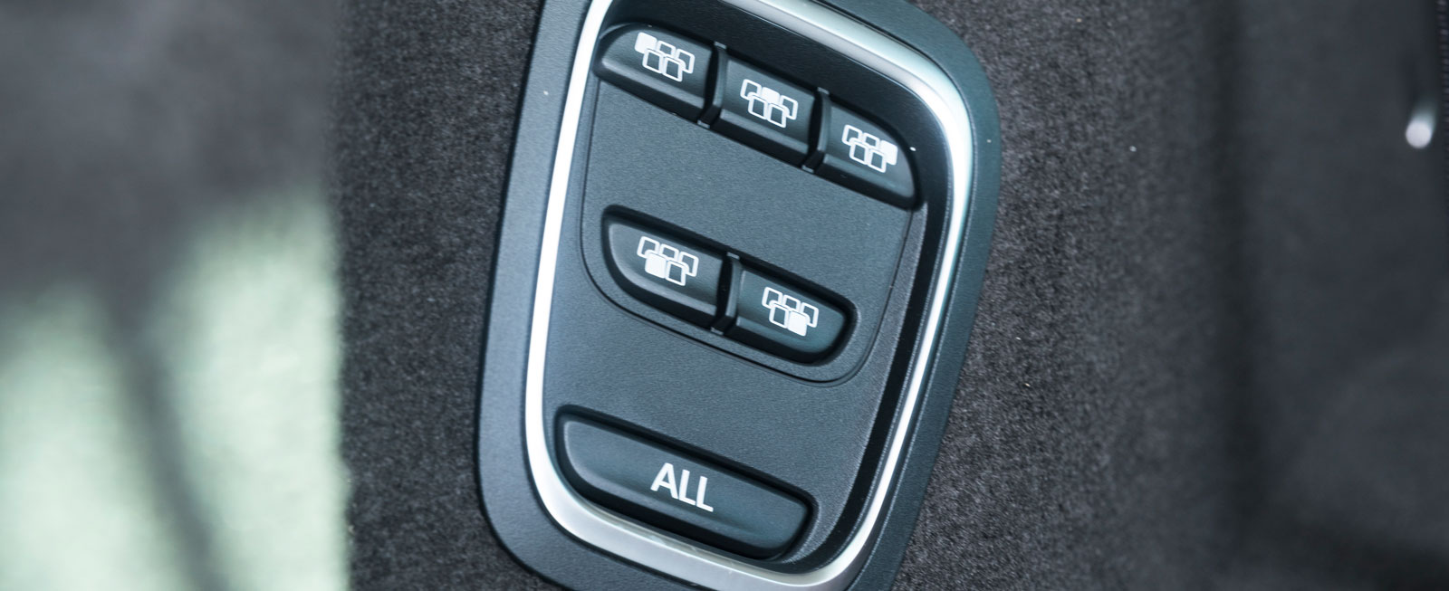 Automatiskt nedfällbara bakstolar är standard i Espace.
