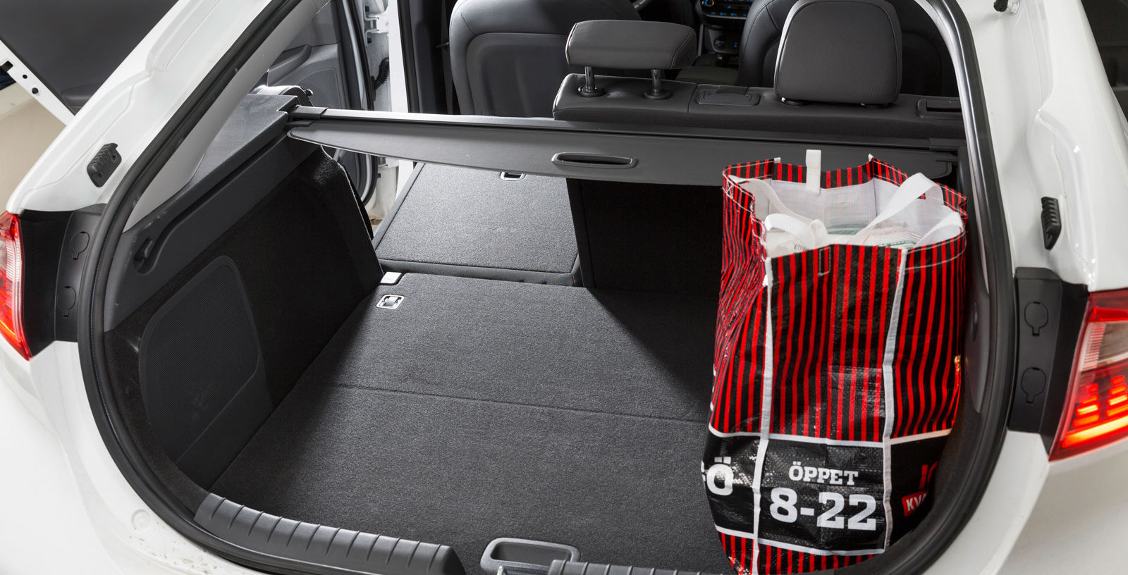Lättlastat bagage med plats för laddsladd och insynsskydd under lastgolvet. Men låg lasthöjd gör att stora matkassar inte ryms under insynsskyddet och lastvikten för bagaget är låg – bara 60 kilo.
