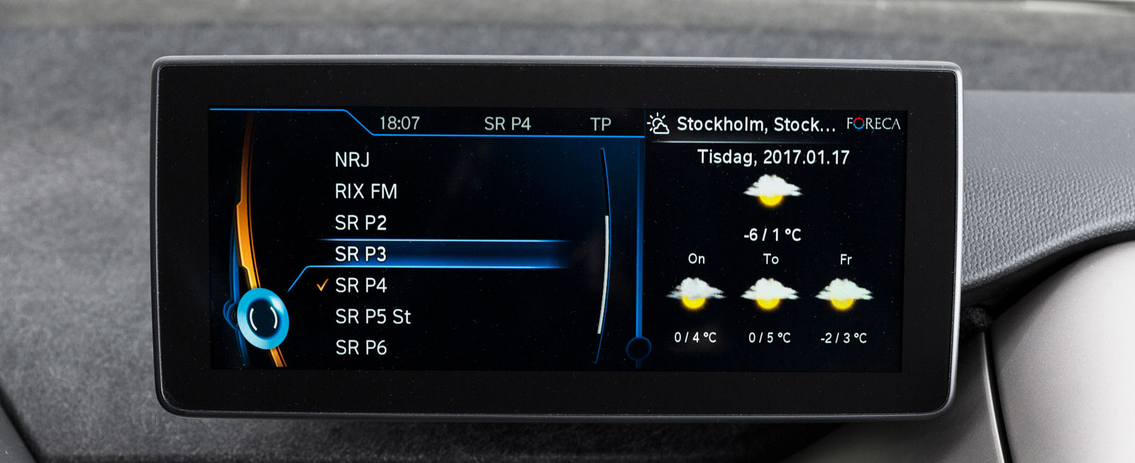 Utöver ett annat färgtema delas menysystemet med övriga BMW-modeller och styrs av ett vred på mittkonsolen. Klart enklast i testtrion att sköta under färd.