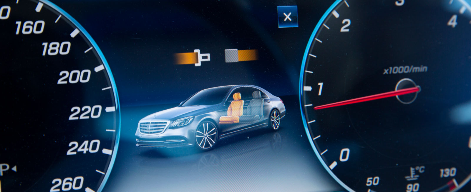 Med elegant grafik påminner mercedes om bältena i baksätet.