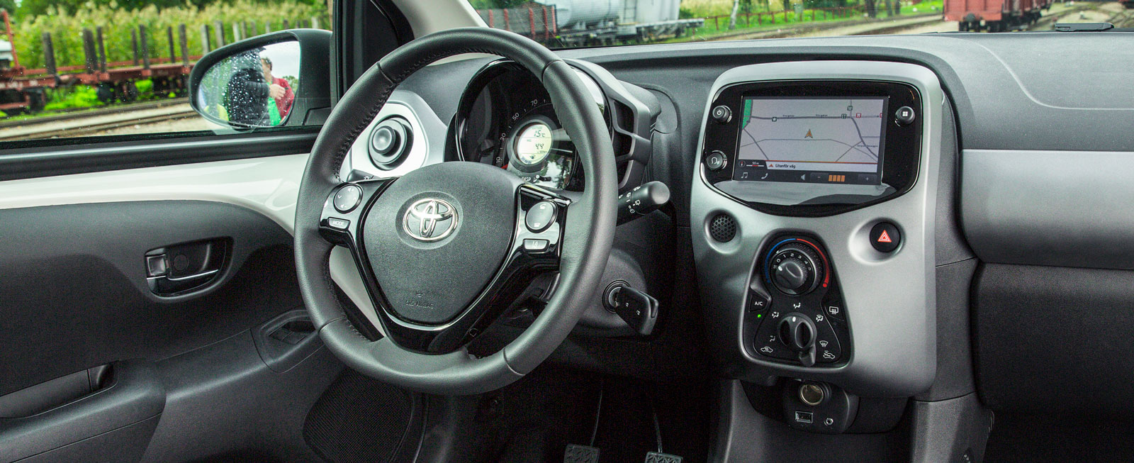 Toyota har försökt pigga upp förarmiljön med en del udda lösningar. Några fungerar bra, andra mindre bra. Förarstolen överraskar dock positivt.